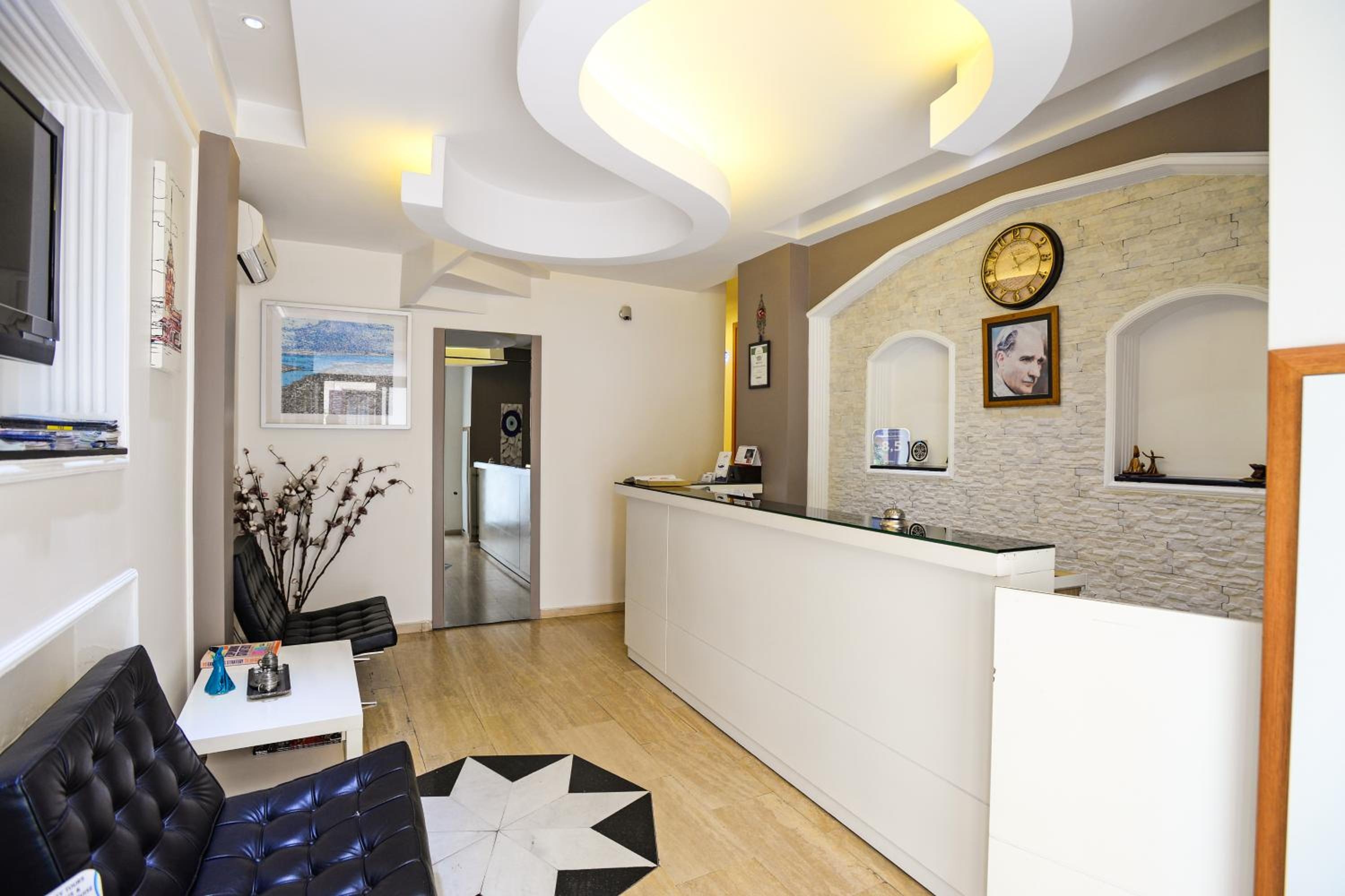Retropera Hotel