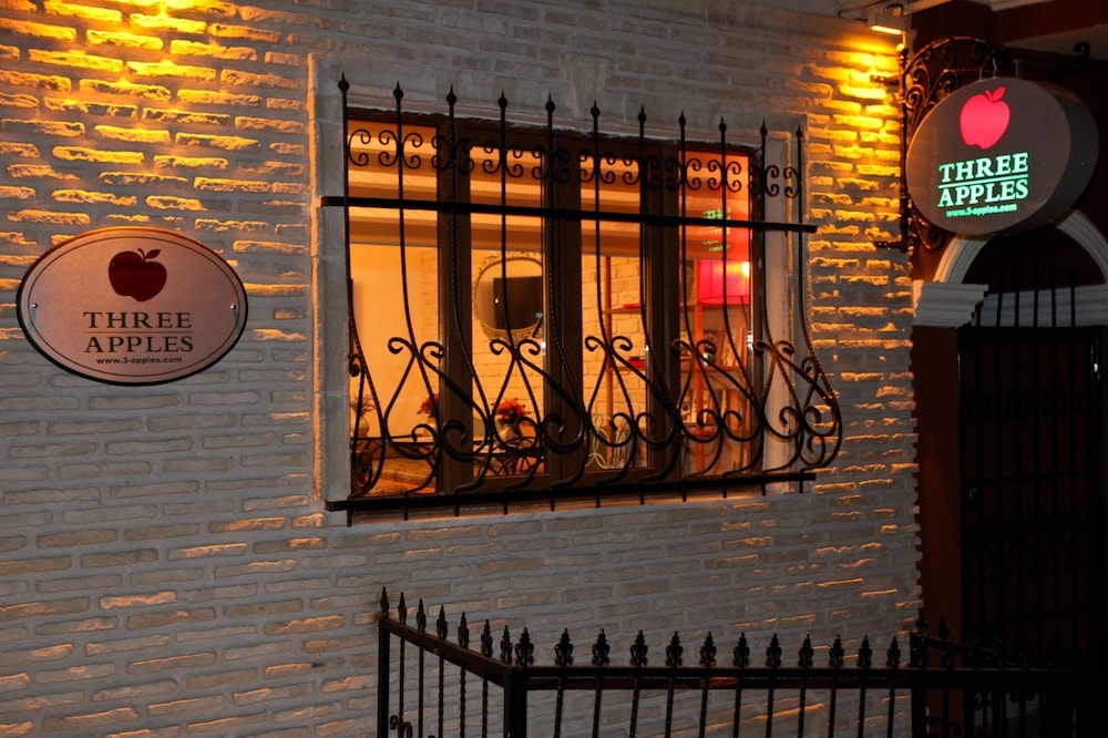 Foto de Three Apples Suites and Hotel