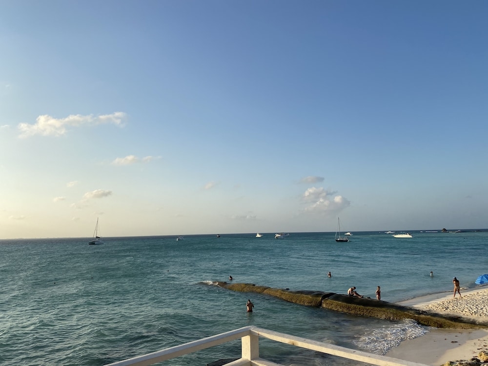 Foto de Chichis and Charlies Beachfront