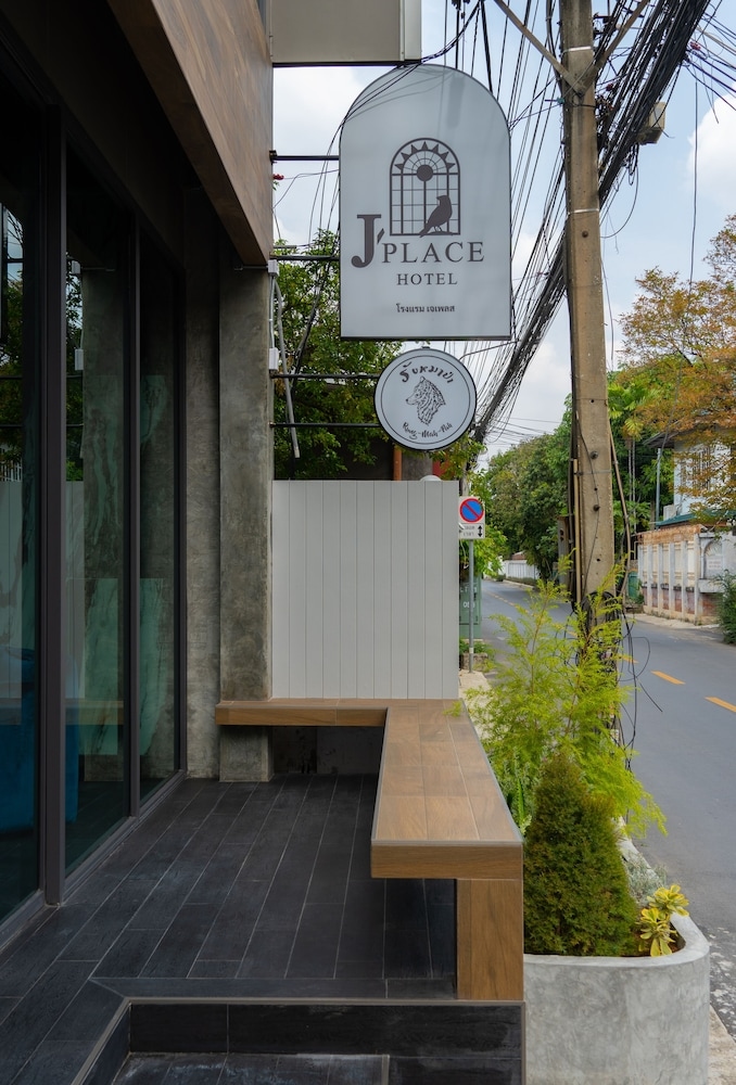 J Place Hotel