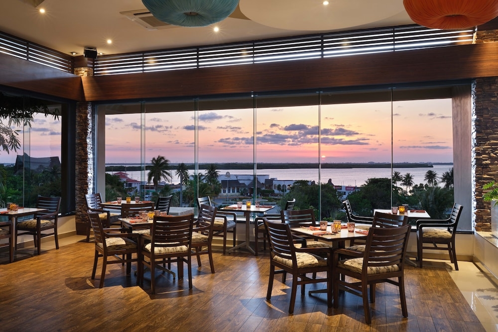 Foto de Family 3 Bedroom Ocean Villa By Wyndham Grand Cancun