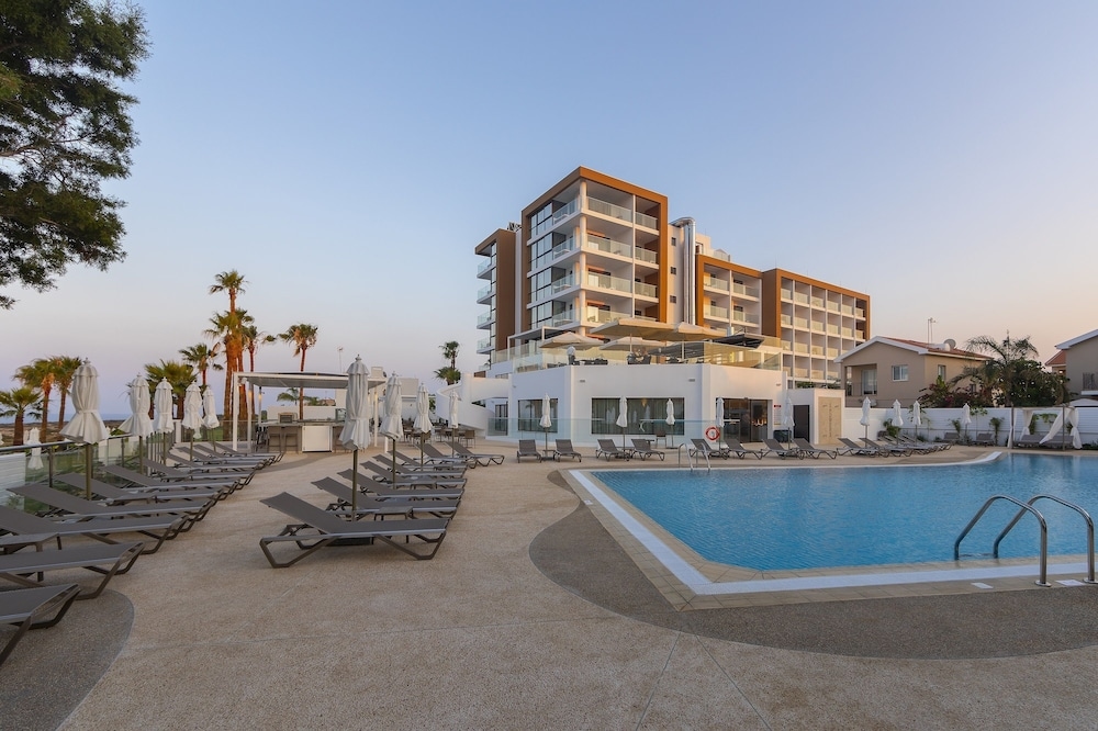 Foto de Leonardo Crystal Cove & Spa by the sea - Adults Only