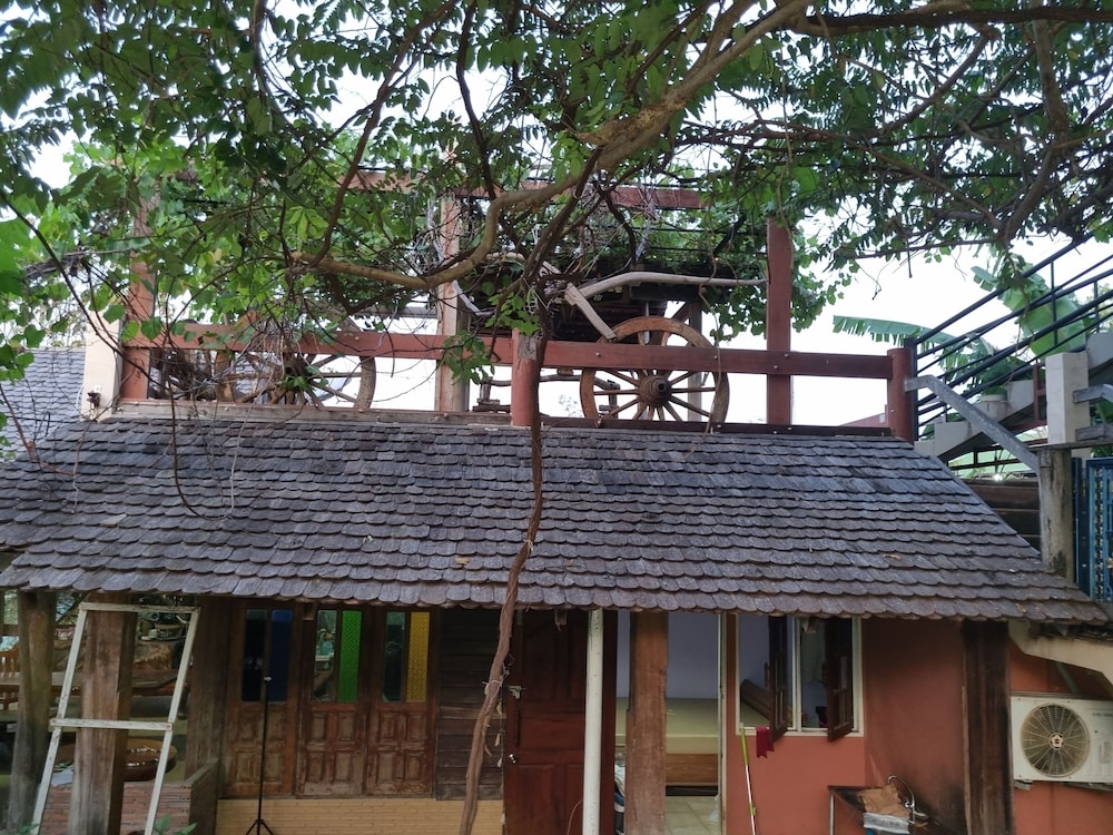 Sawasdee Sichang Resort