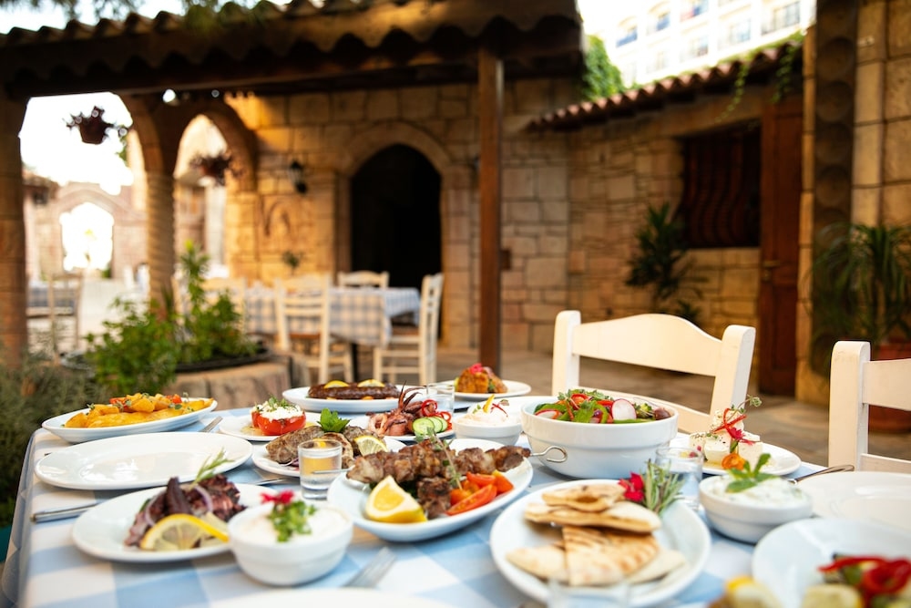 Foto de Golden Bay Beach Hotel