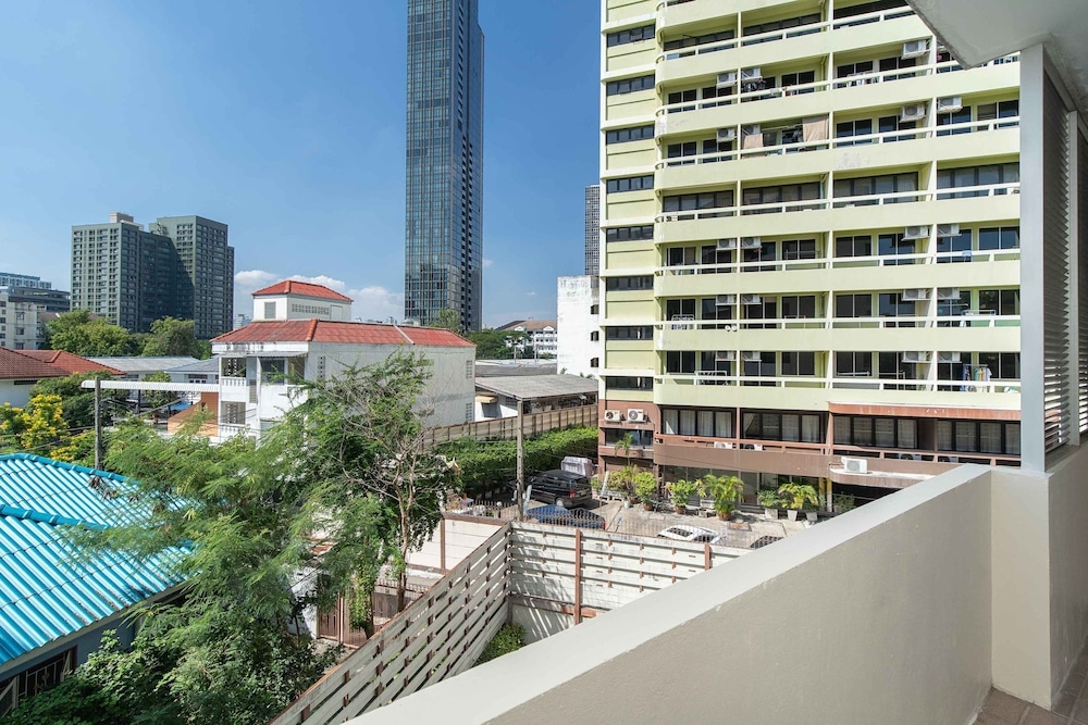 Foto de 181 Ekkamai Apartment