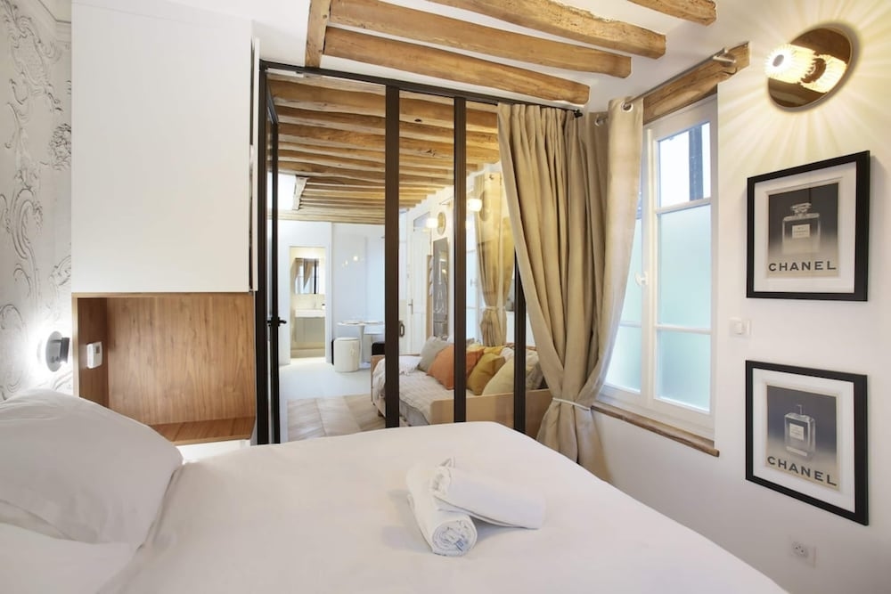 Superb Apartment Place des Vosges Le Marais