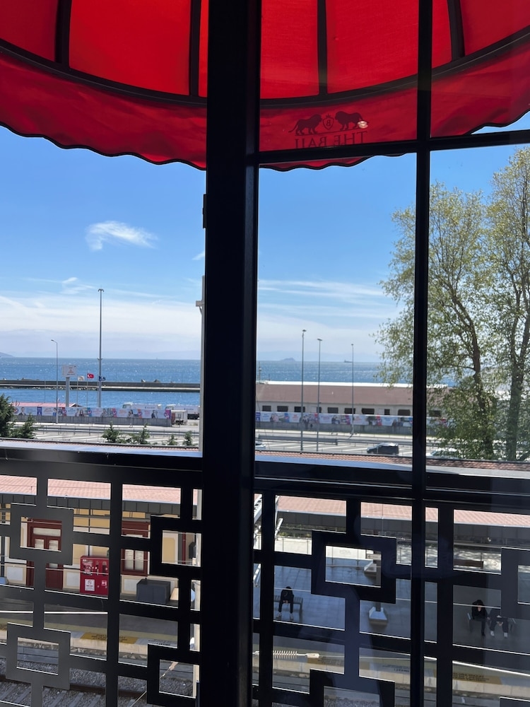 The Bail Hotel, Estambul