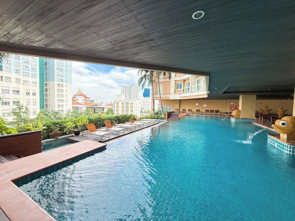 Foto de The Narathiwas Hotel & Residence Sathorn Bangkok