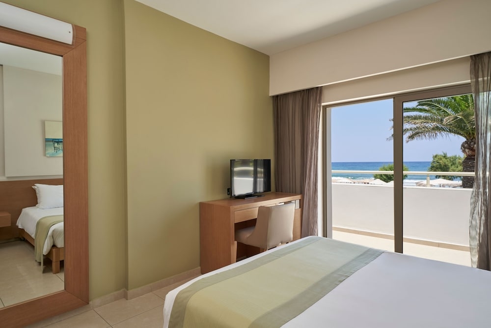Foto de Atlantica Amalthia Beach Hotel – Adults only