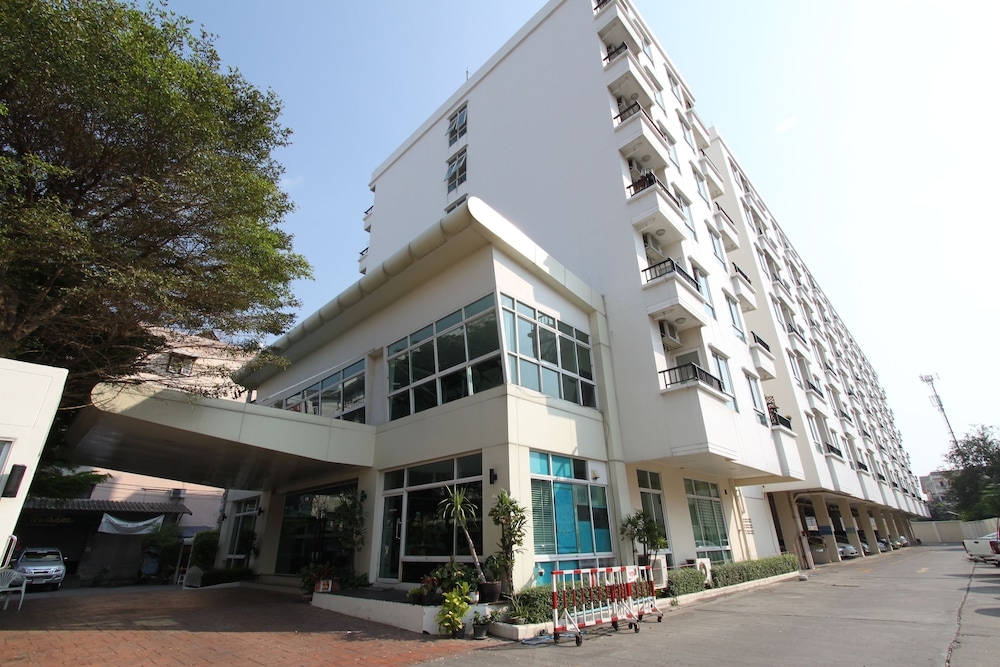 The Royal Bee Apart Hotel
