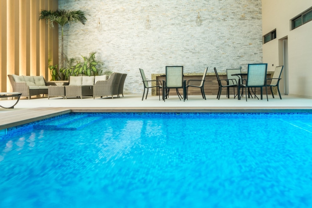 Foto de Palmarena Rooms and Residences - Long Stay Comfort with Parking, Sauna, Gym and Pool (Steps from 5th Avenue)