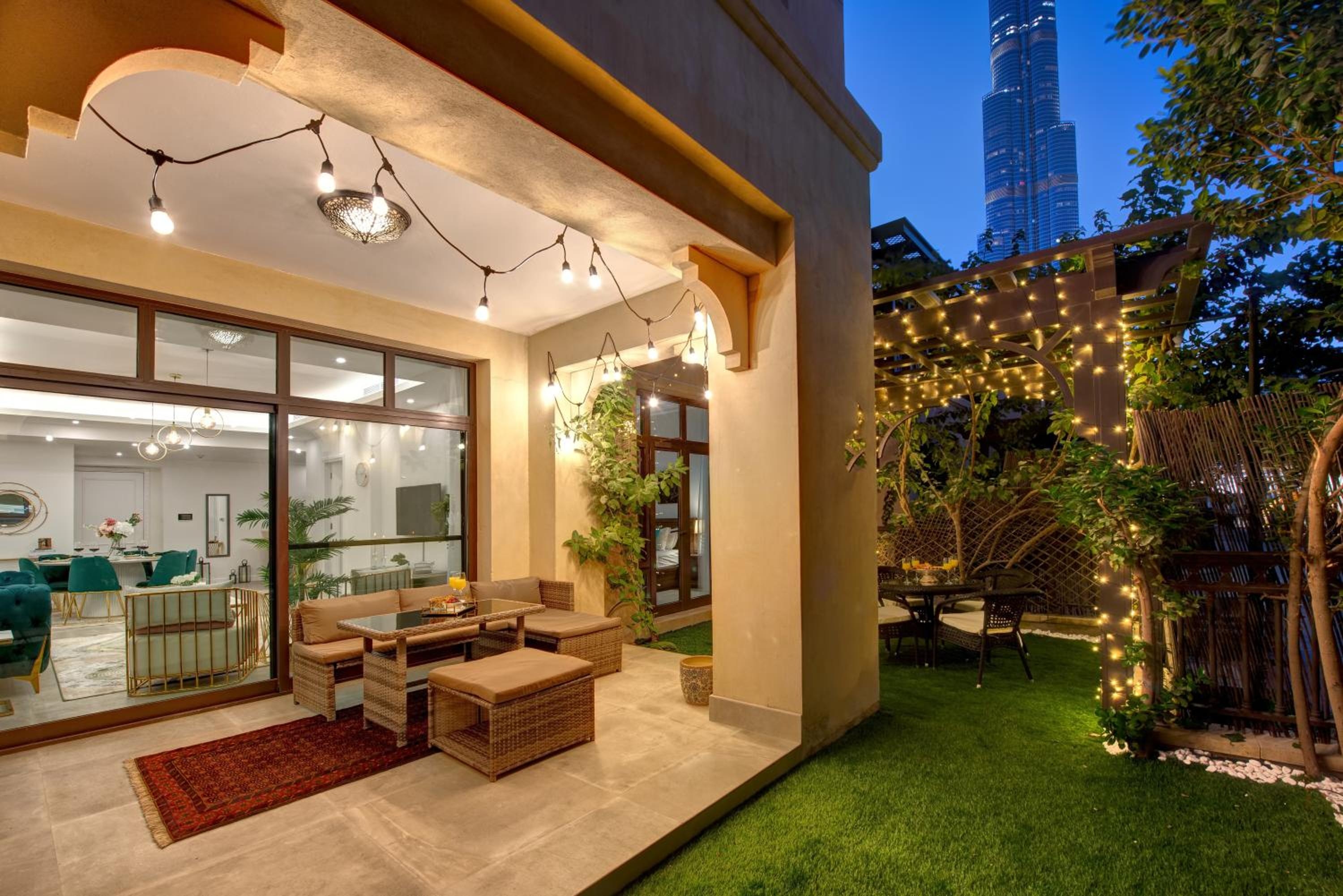 Durrani Homes - Arabian luxury at Souk Al Bahar besides Burj Khalifa & Dubai Mall, Dubái