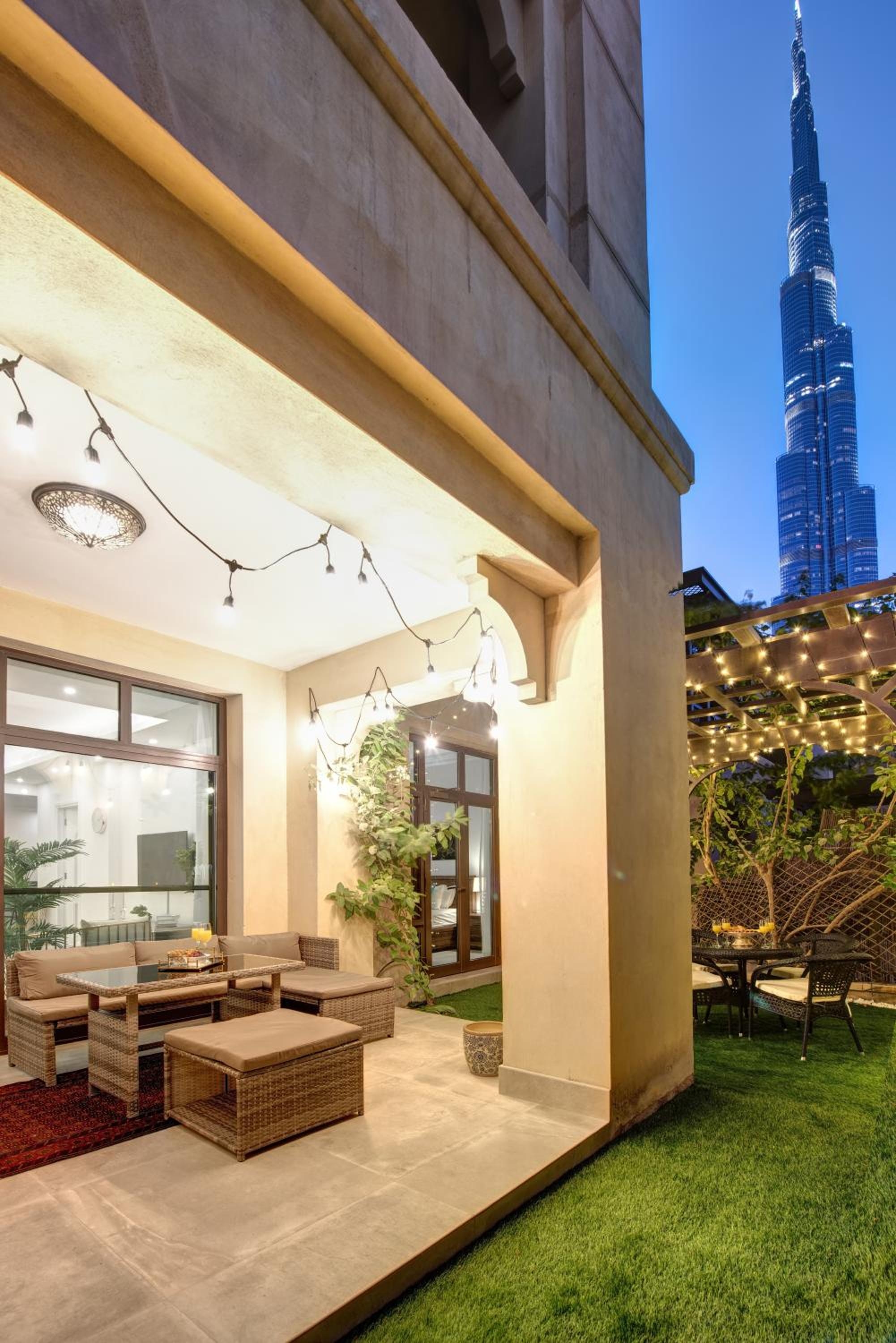 Durrani Homes - Arabian luxury at Souk Al Bahar besides Burj Khalifa & Dubai Mall, Dubái