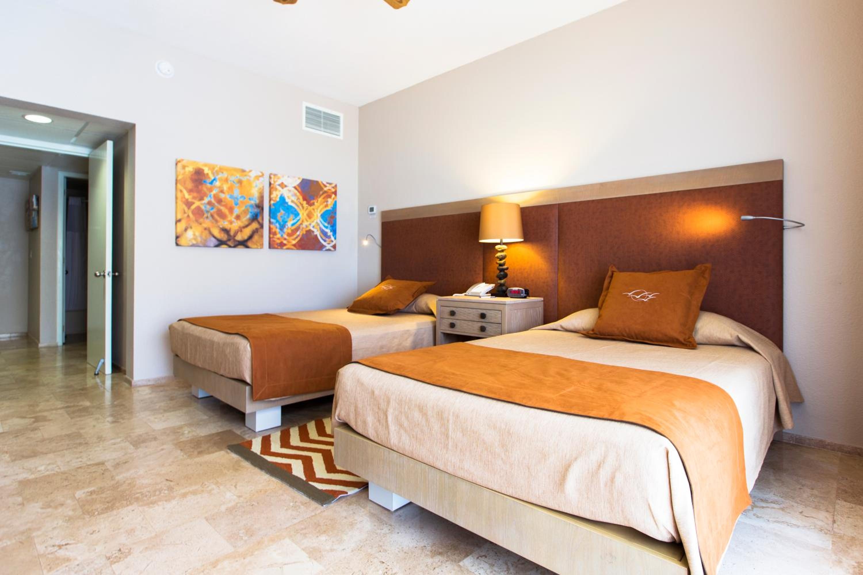 Foto de Holiday Inn Club Vacations The Royal Sands All Inclusive