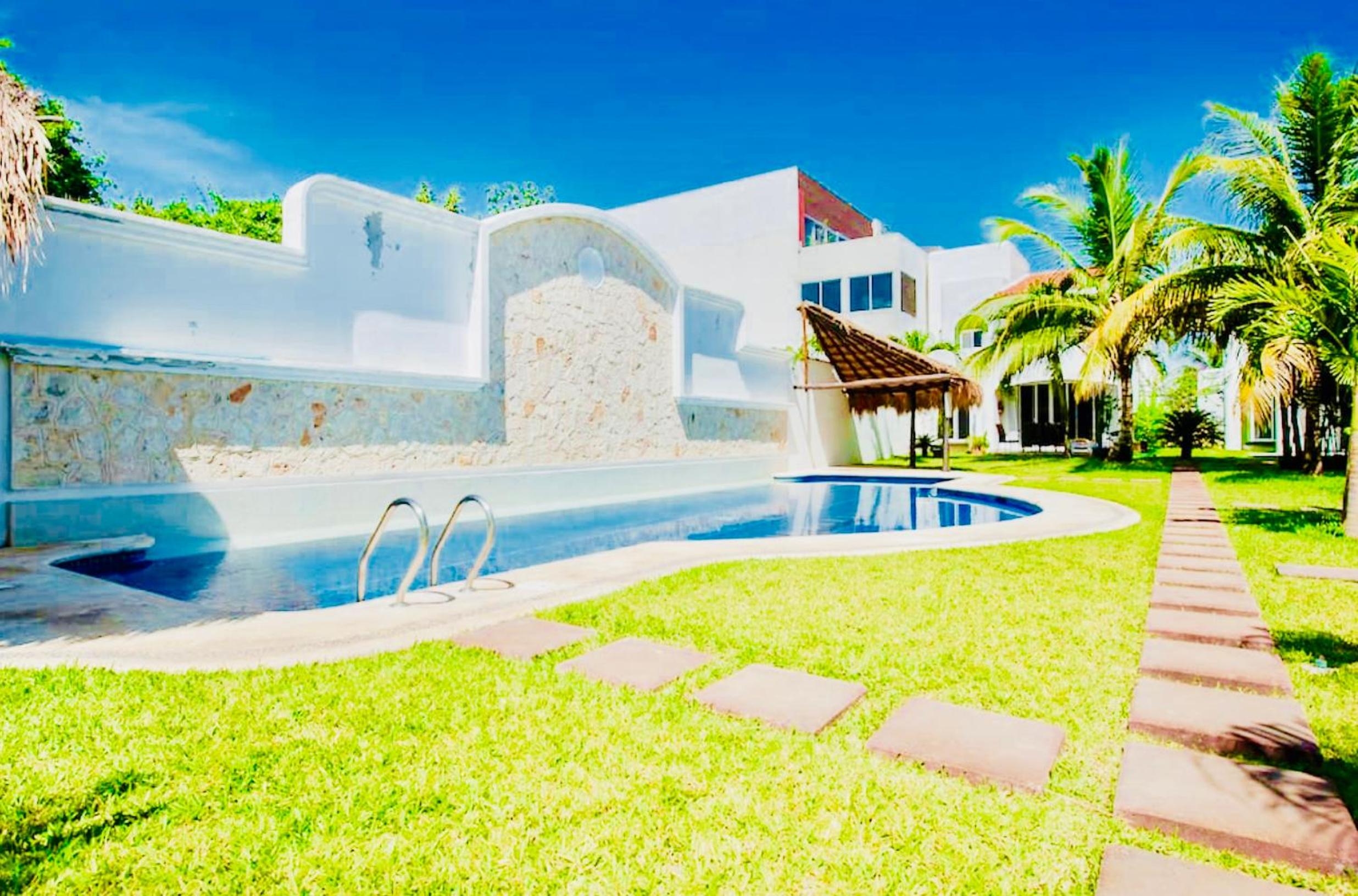 Foto de Gorgeous 22 People Villa With Pool Playacar Phase 2