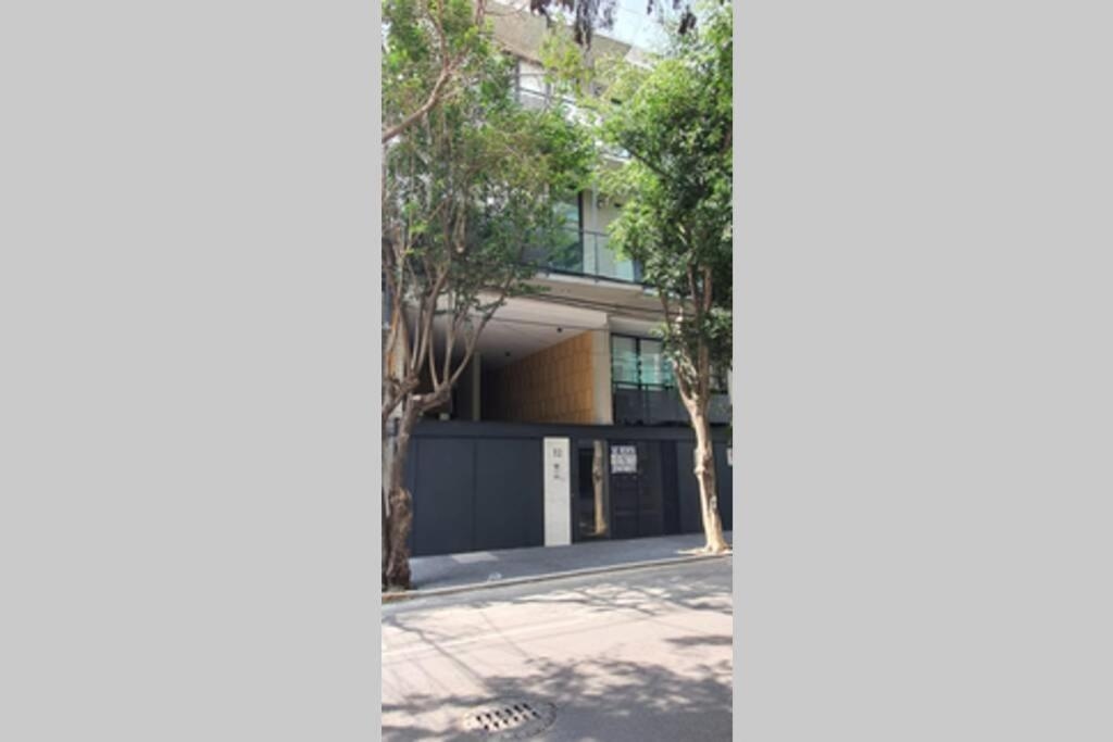 Increible Loft frente al WTC, Napoles