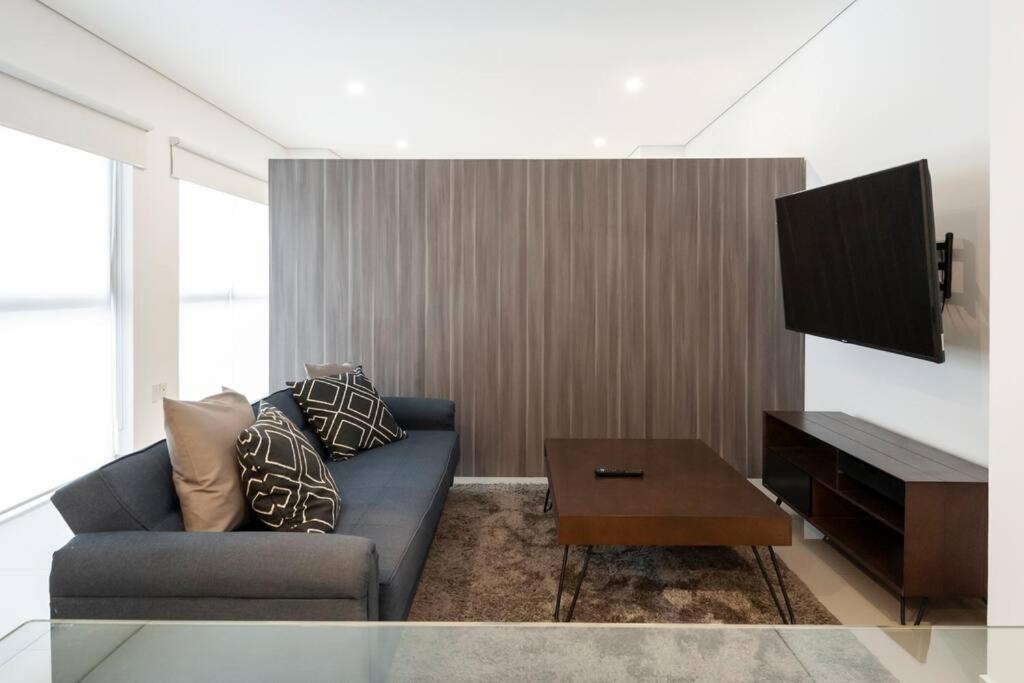 Foto de Beautiful loft. King size bed. 150 Mbps internet.